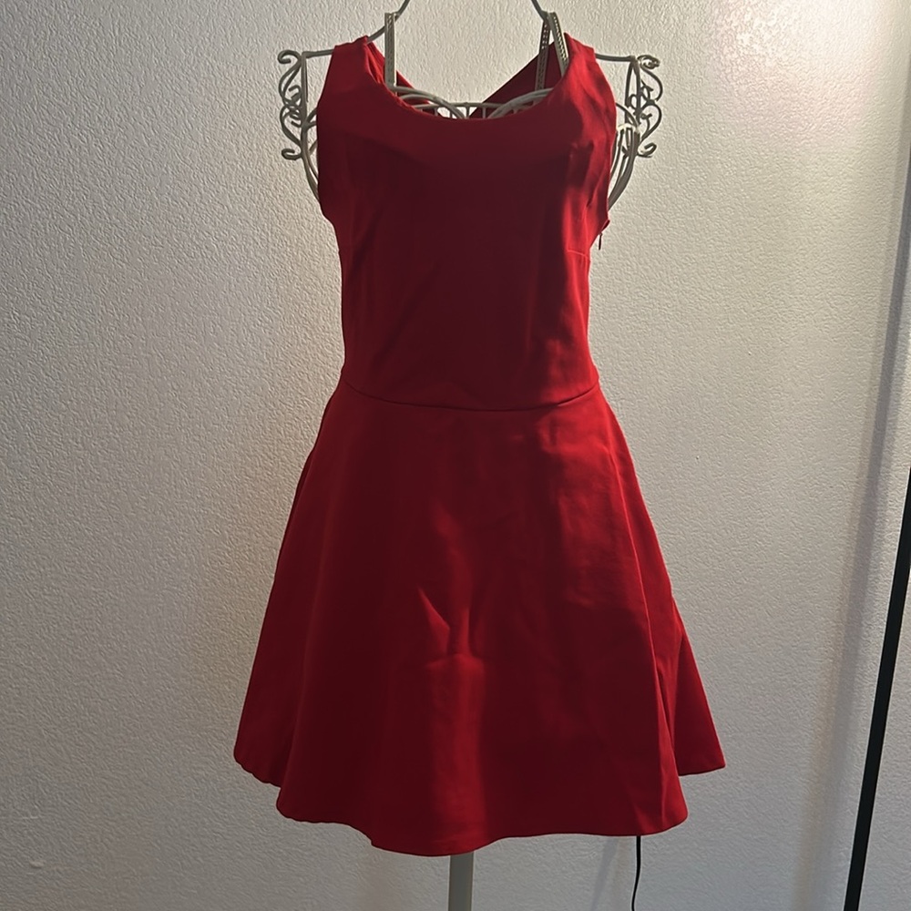 Beautiful red dress. 
Worn once 
Pockets
Thick and lux fabric 
Zip up side